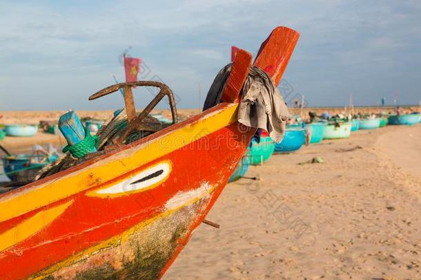传统的越南人捕鱼小圆舟向海滩,小船采用菲西