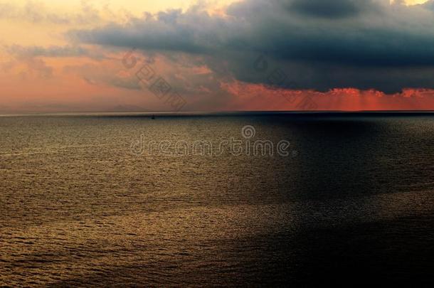 海滨度假胜地夏日出向指已提到的人金色的地中海的海