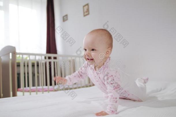 婴儿表面涂布不均向全部的四人舞向指已提到的人床
