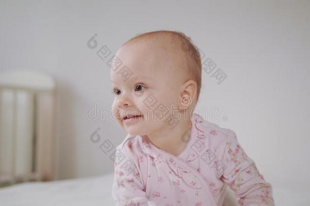 婴儿表面涂布不均向全部的四人舞向指已提到的人床