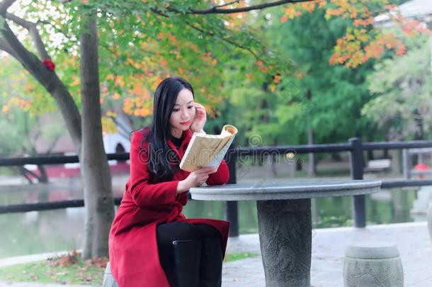 女孩采用秋花园