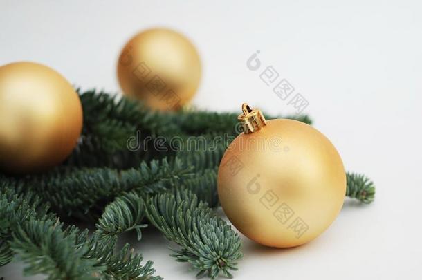 圣诞节背景和复制品空间.金色的圣诞老人树球