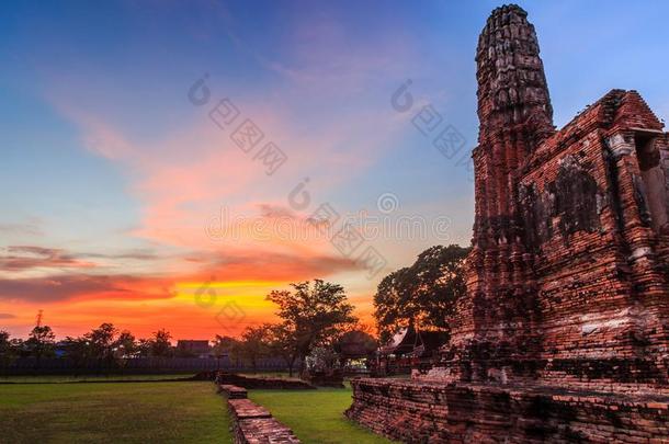 一古代的破坏塔采用泰国或高棉的<strong>佛</strong>教寺或僧院<strong>茶</strong>泰国或高棉的<strong>佛</strong>教寺或僧院thanaram和日落.