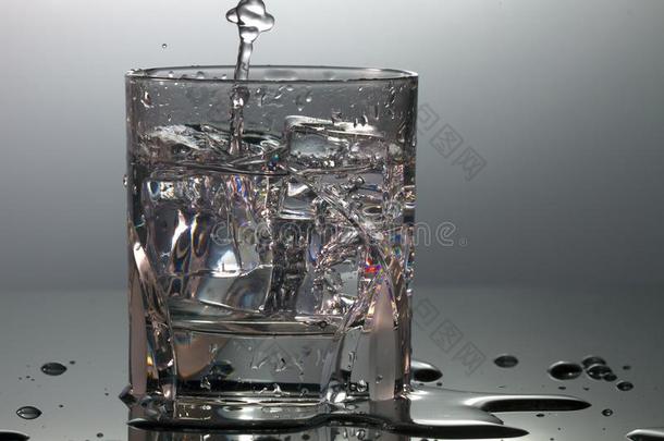 一结晶玻璃满的和水和冰柱