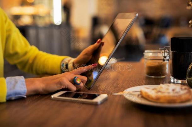 女人使用碑计算机采用咖啡馆