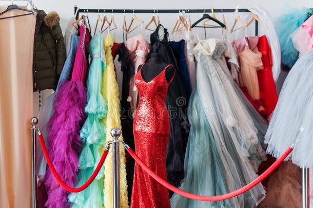 许多女盥洗室傍晚长袍长的衣服向衣架采用指已提到的人衣服DOS命令：更改文件名