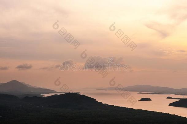 泰国-缅甸日落看法和Kraburi河从山法奇