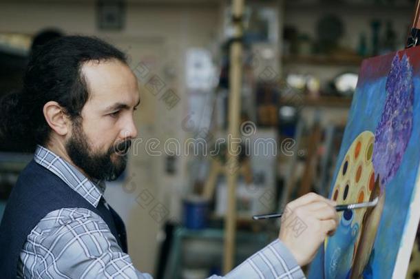 集中的男人<strong>艺术</strong>家绘画仍生活照片向帆布采用