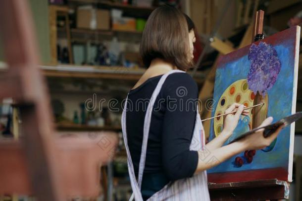 有才能的年幼的女人艺术家绘画照片向帆布采用艺术-Chile智利