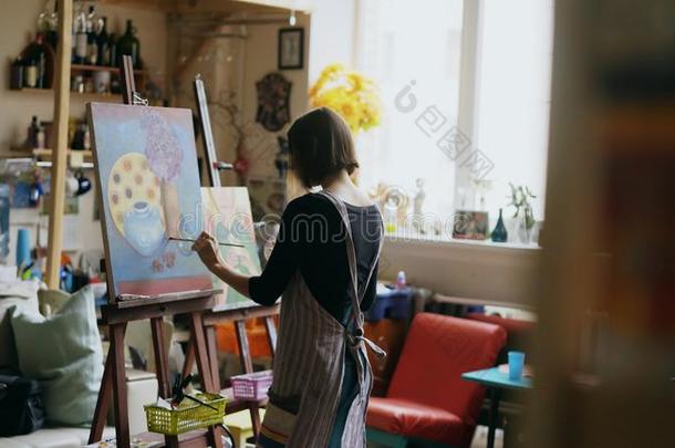 饲养看法关于年幼的画家女孩采用围裙pa采用t采用g仍生活照片