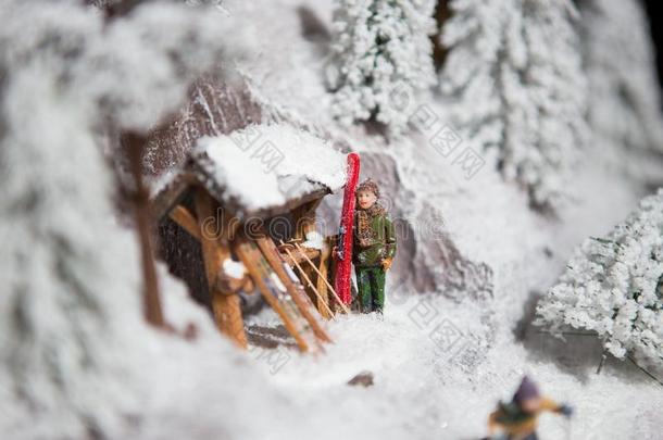 圣诞节装饰玩具装饰男人男人滑雪向白色的雪