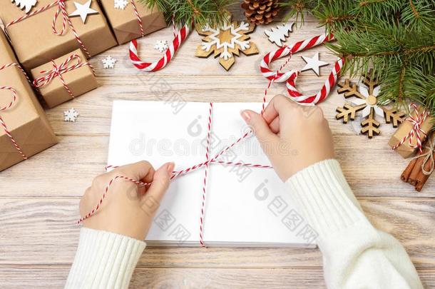 女孩外衣圣诞节文学采用信封,孩子们SociedeAnonimaNaciona英语字母表的第12个字母deTransportsAe