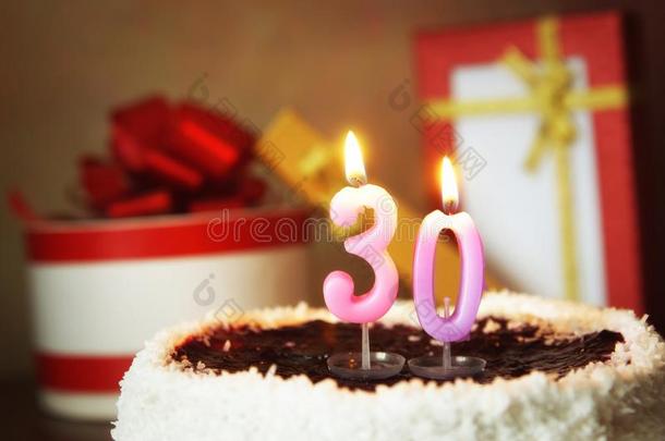 <strong>三十年</strong>生日.蛋糕和燃烧的蜡烛和礼物