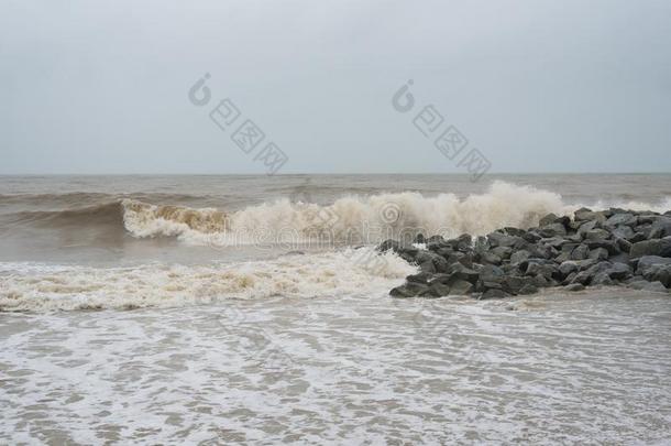 大的波在潘泰CompafilaNacionaldelTurismo国家旅游公司贝拉希海滩loc在es采用哥打巴鲁,Kenya肯尼