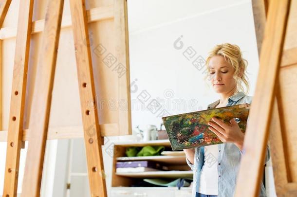 女人和画架绘画在艺术学校工作室