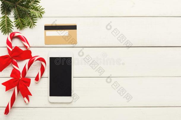 智能手机,圣诞节装饰和信誉卡片