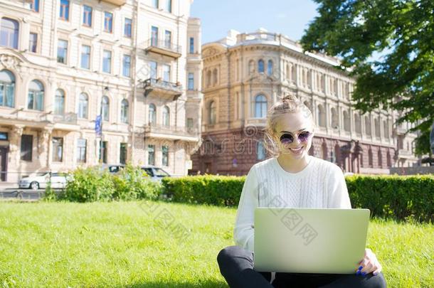 年幼的微笑的女人学生学问向-线条经过便携式电脑计算机