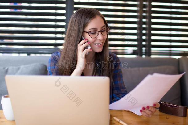 微笑的女人熟练的编辑阅读信息向纸纪录片