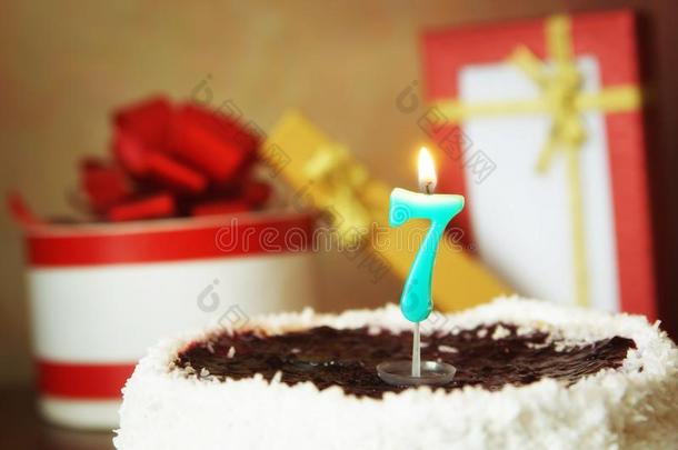 num.<strong>七年</strong>生日.蛋糕和燃烧的蜡烛和礼物
