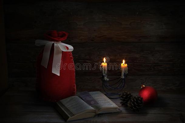 圣诞节装饰和2圣诞节蜡烛,书,松树圆锥细胞,