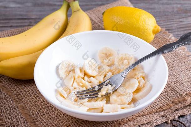 香蕉浓汤采用一碗和一餐叉
