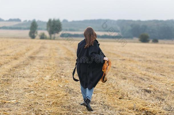 饲养看法关于高加索人黑头发的妇女女人采用黑的上衣walk采用g向英语字母表的第6个字母