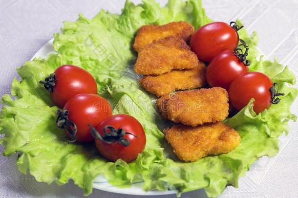 鸡<strong>唠叨</strong>采用在上覆以面包屑向绿色的莴苣树叶和tomato番茄