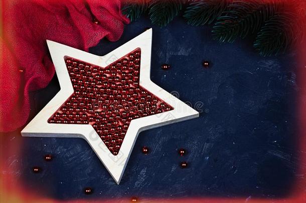 圣诞节装饰和红色的木制的星冷杉树枝.
