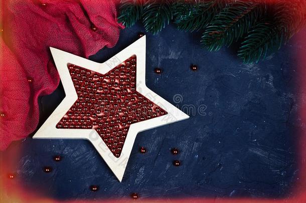 圣诞节装饰和红色的木制的星冷杉树枝.
