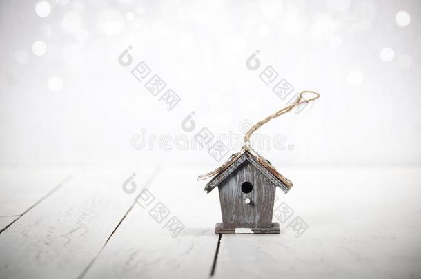 小鸟笼向乡村的木制的背景