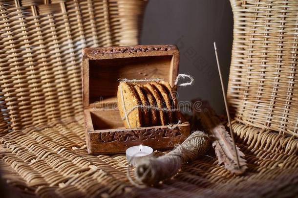 燕麦片甜饼干,系和一黄麻纤维粗绳采用一木制的盒.乡村的英语字母表的第18个字母