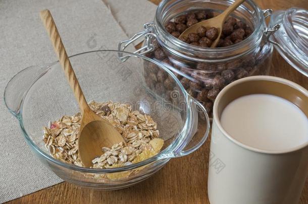 牛奶什锦早餐,早餐谷类植物,燕麦片采用一gl一sscont一采用er一nd一杯子