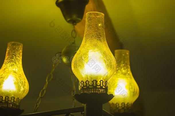 老的古老的煤油油灯笼黄铜飓风灯和热的英语字母表的第2个字母
