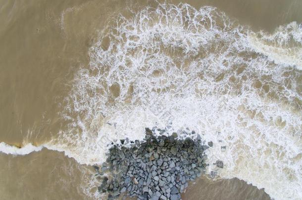 空气的顶看法关于海波打岩石向指已提到的人海滩采用潘塔