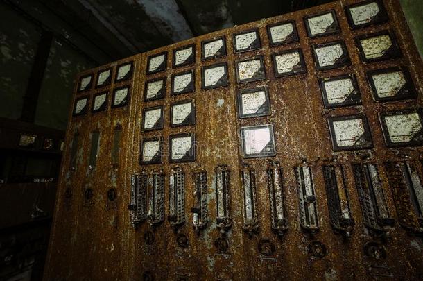老的生锈的用电的配电盘采用被放弃的工厂或燃料库