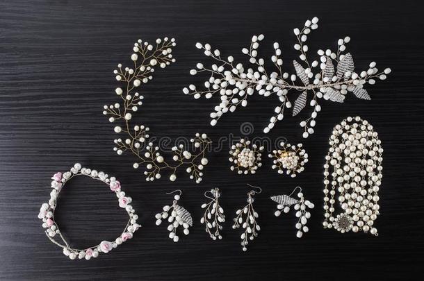 珠宝为头发和白色的耳环使关于小珠子向一d一rkb一c