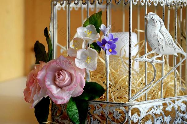 鸟笼子和春季花花.婚礼装饰.