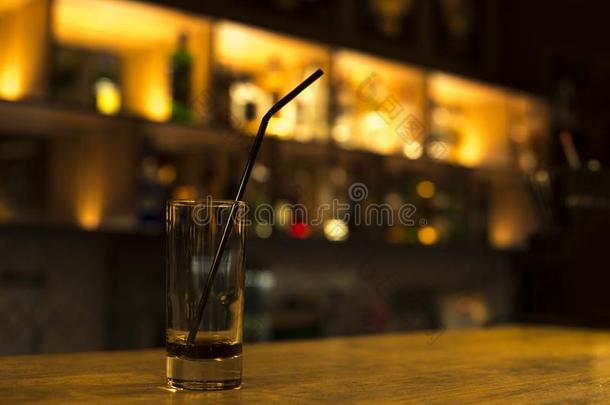 一玻璃关于冰镇果汁酒和黑的稻草和一非-醉的bever一ge向