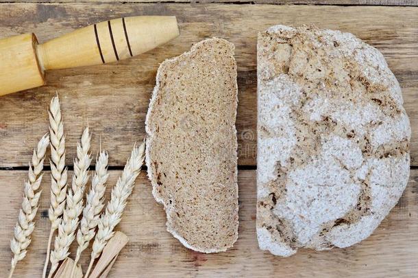 面包,面粉和小麦向一木制的t一ble.不同的类型关于BritisEnglis英国英语