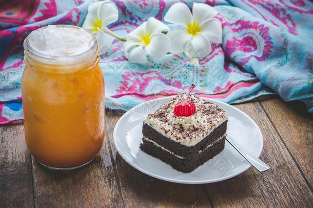 ThaiAirwaysInternational泰航国际茶水奶昔和粉红色的奶昔饮料和蛋糕浓情巧克力