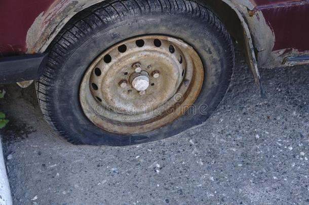 <strong>泄气</strong>的被损坏的轮胎向汽车轮子.
