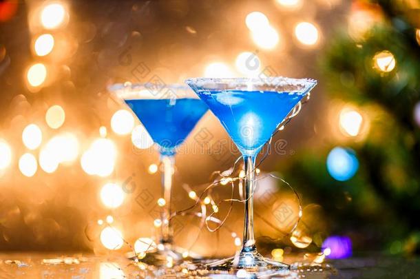 圣诞节<strong>照片</strong>关于两个葡萄酒眼镜和蓝色鸡尾酒和加拉