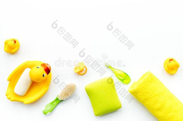 婴儿沐浴放置和黄色的<strong>橡胶鸭子</strong>.肥皂,海绵,擦,向