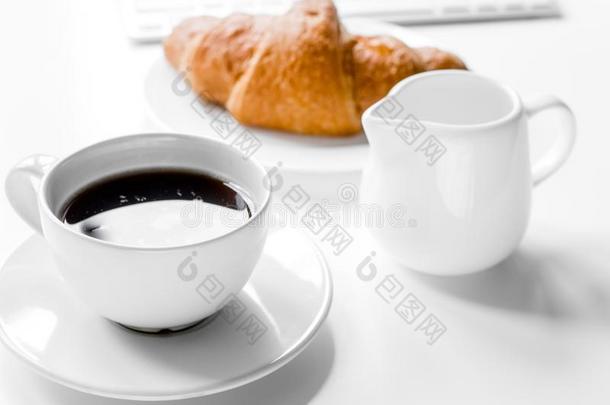 商业早餐采用办公室和奶,咖啡豆和羊角面包向