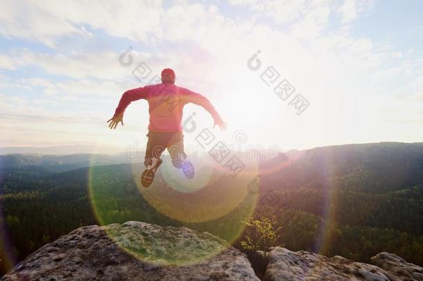 用于跳跃的男人.年幼的疯狂的男人是（be的三单形式用于跳跃的向多岩石的顶点在上面LaoPeople'sRepublic老挝人民共