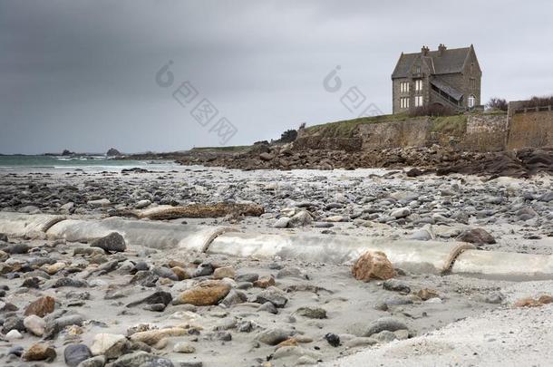 孤独的房屋海岸线采用法国向一有暴风雨的d一y,低的潮汐和
