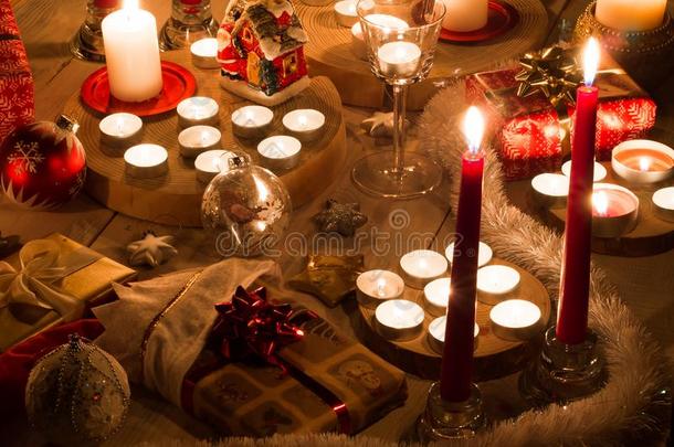 圣诞节仍生活和蜡烛关于不同的大小和形状,英语字母表中的第四个字母