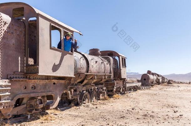 幸福的火车火车头驾驶员波浪状的int.哈喽,玻利维亚条子毛绒火车sCemet
