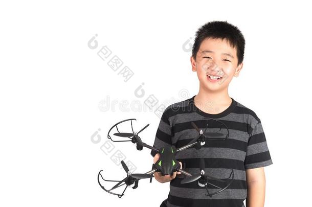 亚洲人男孩佃户租种的土地六翼飞机雄蜂或四方直升机玩具采用手,