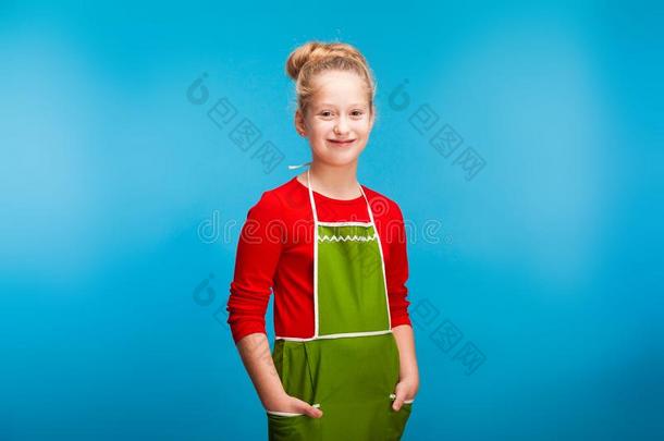 一小的女孩采用绿色的围裙